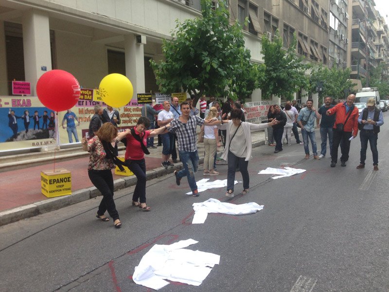 Οι νοσηλευτές «τα έψαλαν» με μαντινάδες και πεντοζάλη στον Πολάκη [εικόνες & βίντεο] | iefimerida.gr 0