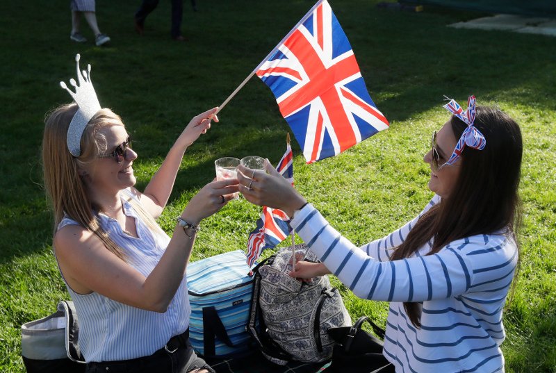 Χιλιάδες κόσμου έξω από το κάστρο Γουίνσδορ -Τα αναμνηστικά δώρα που τους μοίρασαν [εικόνες] | iefimerida.gr 7