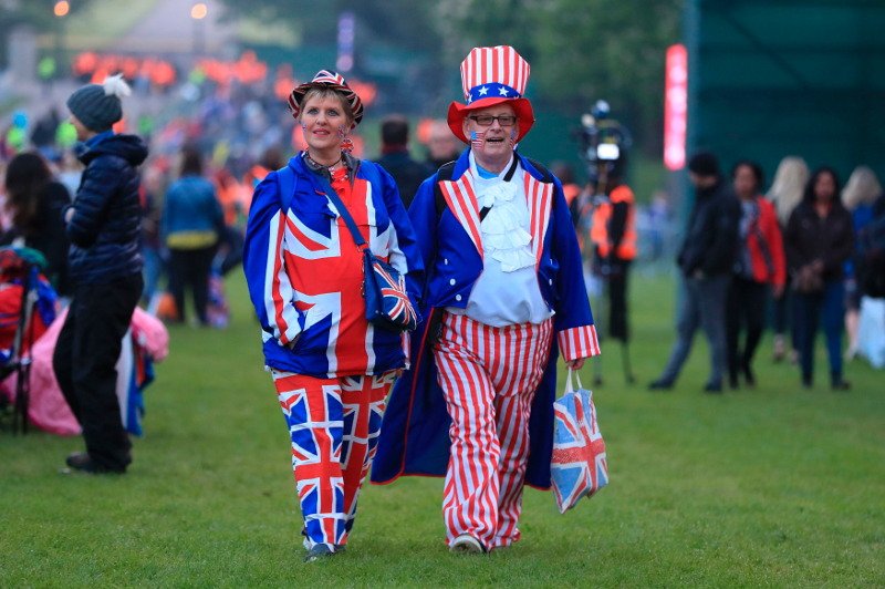Χιλιάδες κόσμου έξω από το κάστρο Γουίνσδορ -Τα αναμνηστικά δώρα που τους μοίρασαν [εικόνες] | iefimerida.gr 5