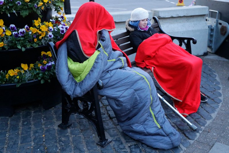 Χιλιάδες κόσμου έξω από το κάστρο Γουίνσδορ -Τα αναμνηστικά δώρα που τους μοίρασαν [εικόνες] | iefimerida.gr 2
