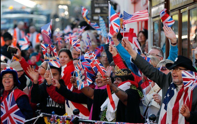 Χιλιάδες κόσμου έξω από το κάστρο Γουίνσδορ -Τα αναμνηστικά δώρα που τους μοίρασαν [εικόνες] | iefimerida.gr 1