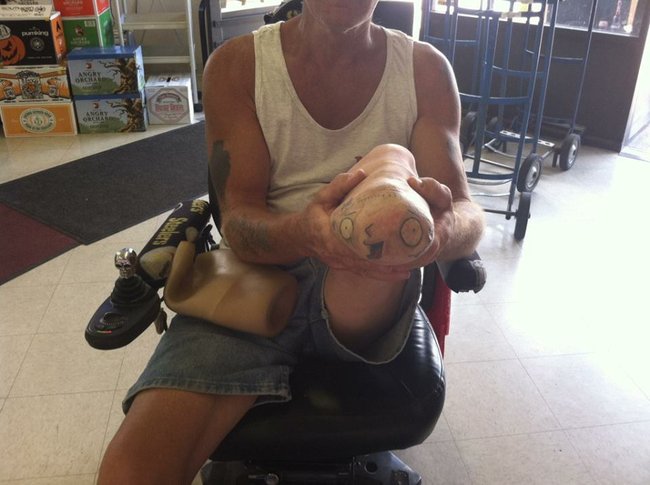 Δεν το βάζουν κάτω: Ανθρωποι χωρίς άκρα διατήρησαν το χιούμορ τους και διακωμωδούν την δύσκολη καθημερινότητά τους [εικόνες] | iefimerida.gr 9