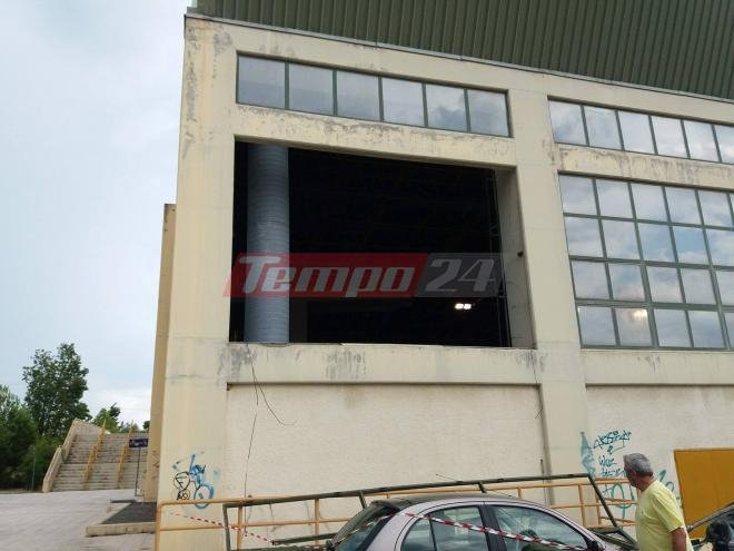 Πάτρα: Ο σφοδρός αέρας έριξε τζαμαρία πάνω σε αυτοκίνητα [εικόνες]  | iefimerida.gr 1