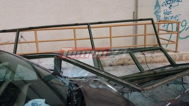 Πάτρα: Ο σφοδρός αέρας έριξε τζαμαρία πάνω σε αυτοκίνητα [εικόνες]  | iefimerida.gr 2