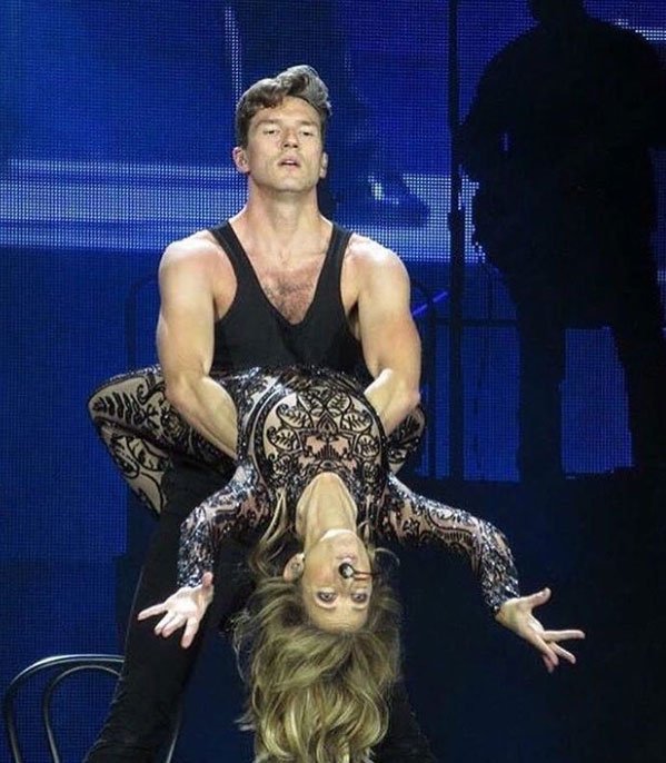 Κάτι τρέχει με την Σελίν Ντιόν: Δεν ξεκολλάει από πανέμορφο, μελαχρινό νεαρό [εικόνες] | iefimerida.gr 1