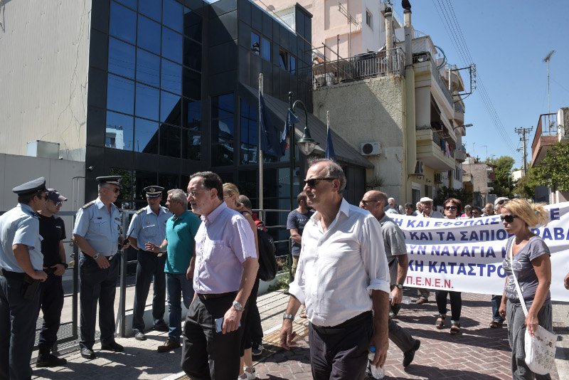 Διαμαρτυρία ναυτών στα γραφεία της πλοιοκτήτριας εταιρείας του «Αγία Ζώνη ΙΙ» [εικόνες] | iefimerida.gr 1