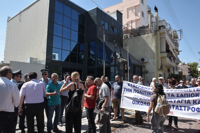 Διαμαρτυρία ναυτών στα γραφεία της πλοιοκτήτριας εταιρείας του «Αγία Ζώνη ΙΙ» [εικόνες] | iefimerida.gr 2