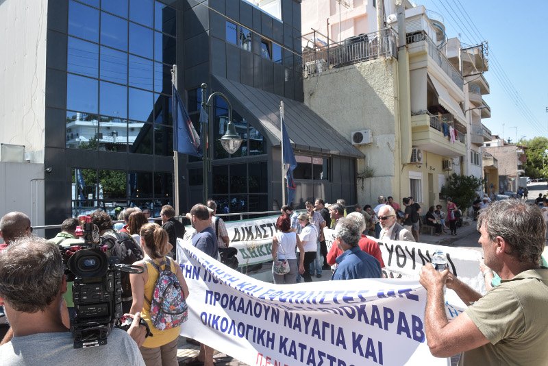 Διαμαρτυρία ναυτών στα γραφεία της πλοιοκτήτριας εταιρείας του «Αγία Ζώνη ΙΙ» [εικόνες] | iefimerida.gr 3