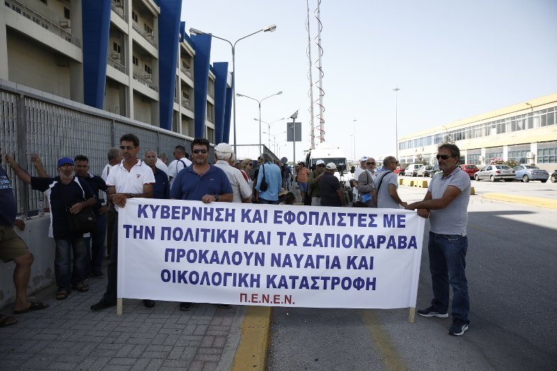 Οι ναυτεργάτες έξω από το Ναυτιλίας: Παταγώδης αποτυχία κυβέρνησης, κωμικοτραγική εικόνα Κουρουμπλή | iefimerida.gr 0