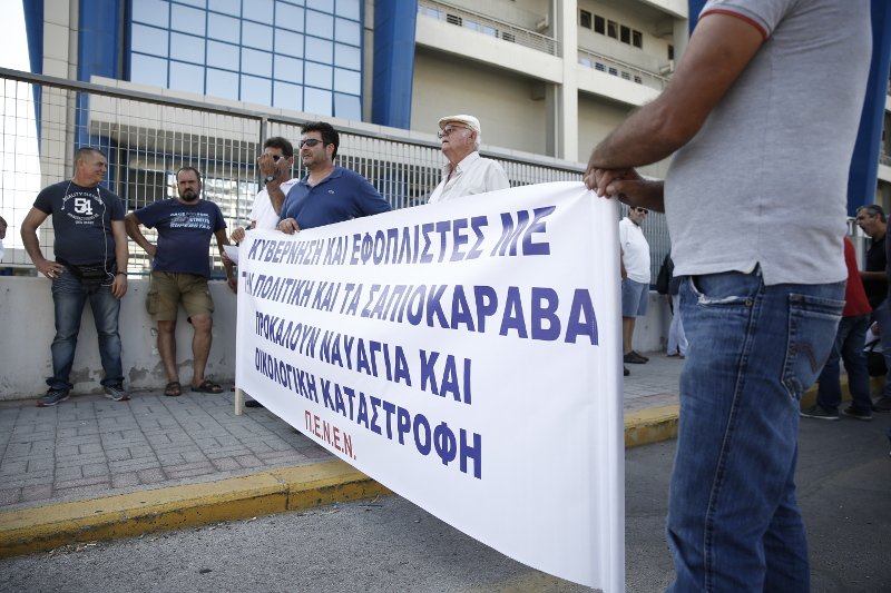 Οι ναυτεργάτες έξω από το Ναυτιλίας: Παταγώδης αποτυχία κυβέρνησης, κωμικοτραγική εικόνα Κουρουμπλή | iefimerida.gr 2