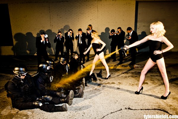 Σέξι μοντέλα σπάνε στο ξύλο αστυνομικούς [εικόνες]  | iefimerida.gr 3