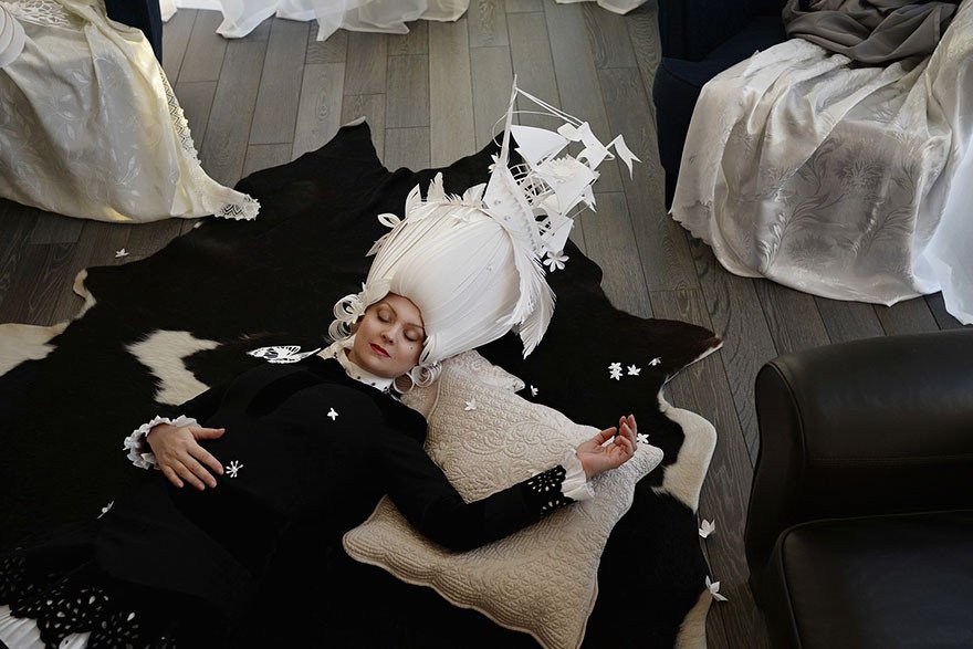 Εφήμερα έργα τέχνης: Μπαρόκ περούκες από χαρτί [εικόνες]  | iefimerida.gr 5