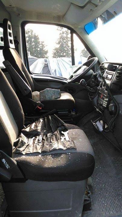 Εκρηκτική κατάσταση στην Ειδομένη -Πρόσφυγες έσπασαν βαν της ΕΛ.ΑΣ., αναποδογύρισαν κάδους [εικόνες] | iefimerida.gr 1