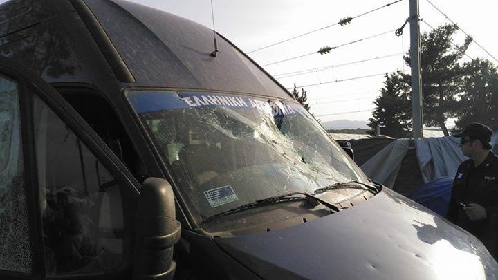 Εκρηκτική κατάσταση στην Ειδομένη -Πρόσφυγες έσπασαν βαν της ΕΛ.ΑΣ., αναποδογύρισαν κάδους [εικόνες] | iefimerida.gr 4