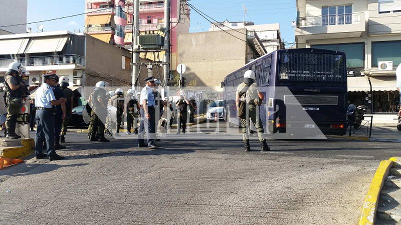 Επεισόδια σε συγκέντρωση της Χρυσής Αυγής στο Πέραμα [εικόνες] | iefimerida.gr 1