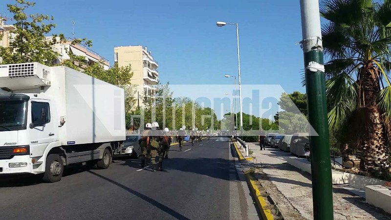 Επεισόδια σε συγκέντρωση της Χρυσής Αυγής στο Πέραμα [εικόνες] | iefimerida.gr 2