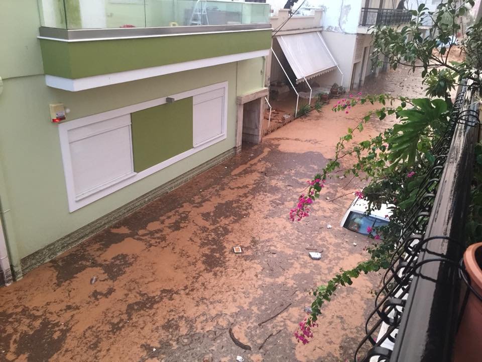 Δραματική κατάσταση στη Νέα Πέραμο: Πλημμύρες και εγκλωβισμένοι [εικόνες & βίντεο] | iefimerida.gr 3