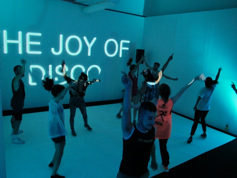 Aνατρεπτική παράσταση στο Φεστιβάλ Αθηνών -Oι θεατές είναι όρθιοι και χορεύουν [εικόνες & βίντεο]  | iefimerida.gr 1