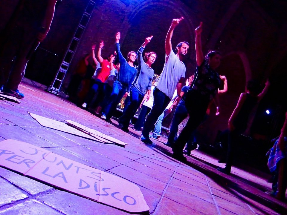 Aνατρεπτική παράσταση στο Φεστιβάλ Αθηνών -Oι θεατές είναι όρθιοι και χορεύουν [εικόνες & βίντεο]  | iefimerida.gr 0