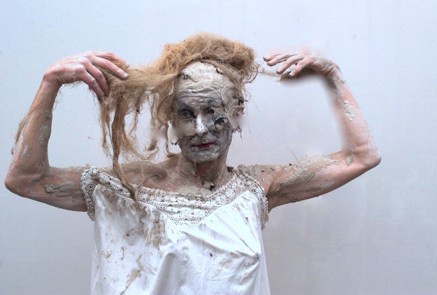 Olivier de Sagazan: Ο περφόρμερ από το Κονγκό που «ξεπουλάει» στο Φεστιβάλ Χορού Καλαμάτας [βίντεο] | iefimerida.gr 2