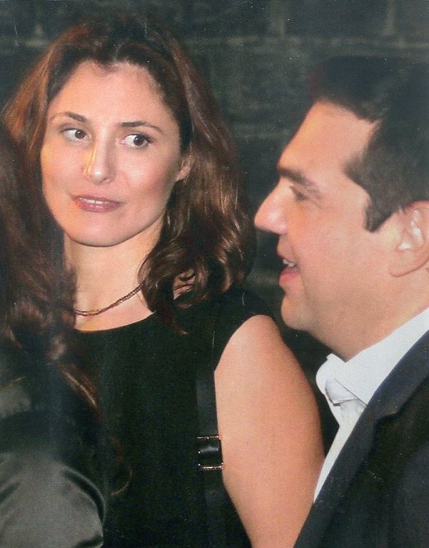 Τι φορούσε η Περιστέρα κάτω από το γκρι παλτό στην πρεμιέρα του Λαζόπουλου [εικόνες] | iefimerida.gr 1