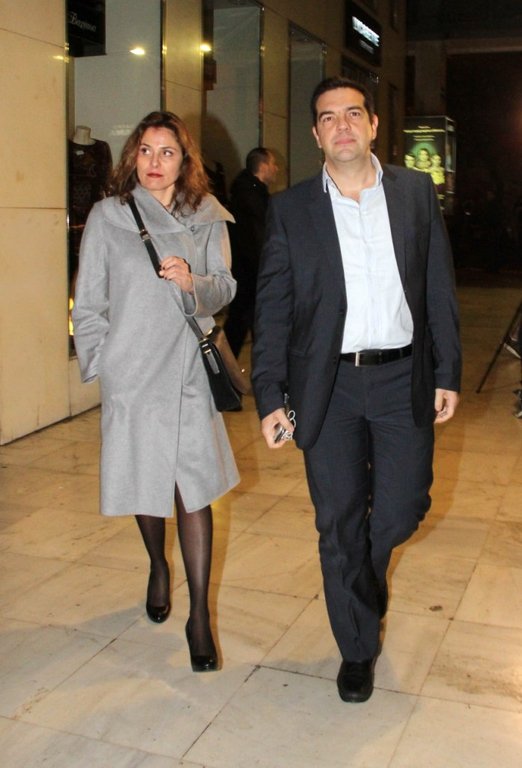 Τι φορούσε η Περιστέρα κάτω από το γκρι παλτό στην πρεμιέρα του Λαζόπουλου [εικόνες] | iefimerida.gr 0