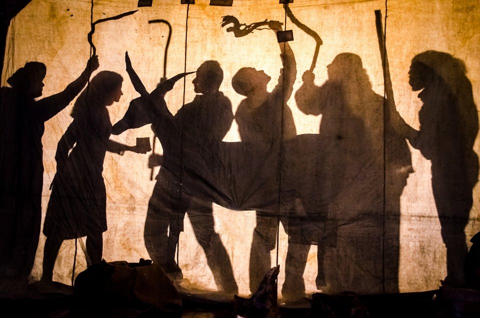  Περί Ονου Σκιάς – Σκιαμαχίες: Μια κωμωδία υπό την αιγίδα της Πρεσβείας της Ελβετίας στο Faust [εικόνες] | iefimerida.gr 4