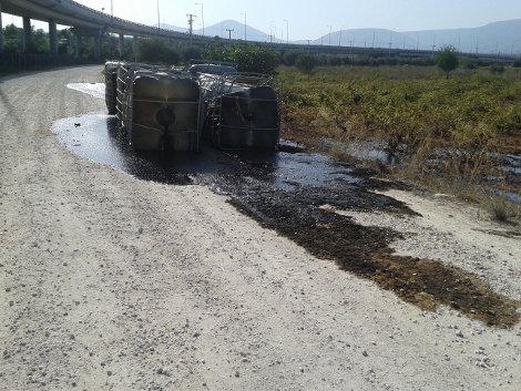 Εικόνες ντροπής -Πέταξαν 10 τόνους απόβλητα σε παράδρομο της Αττικής Οδού και σε Αμπελώνα | iefimerida.gr 2