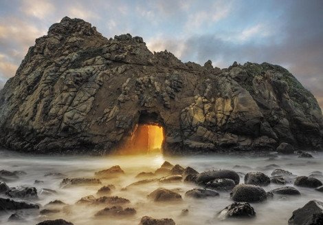 Σπάνια στιγμή: Ο φακός καταγράφει μυστηριώδες φως που ξεπροβάλλει ανάμεσα από βράχους [εικόνες] | iefimerida.gr 0