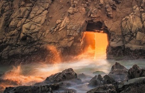 Σπάνια στιγμή: Ο φακός καταγράφει μυστηριώδες φως που ξεπροβάλλει ανάμεσα από βράχους [εικόνες] | iefimerida.gr 1