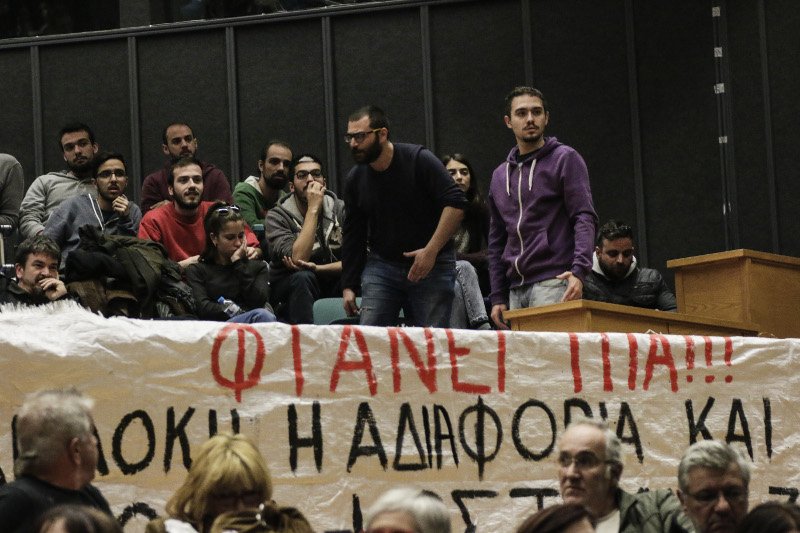 Ξέσπασμα κατοίκων της Μάνδρας κατά της Δούρου: Ντροπή σας, μας αφήσατε αβοήθητους [εικόνες & βίντεο] | iefimerida.gr 0