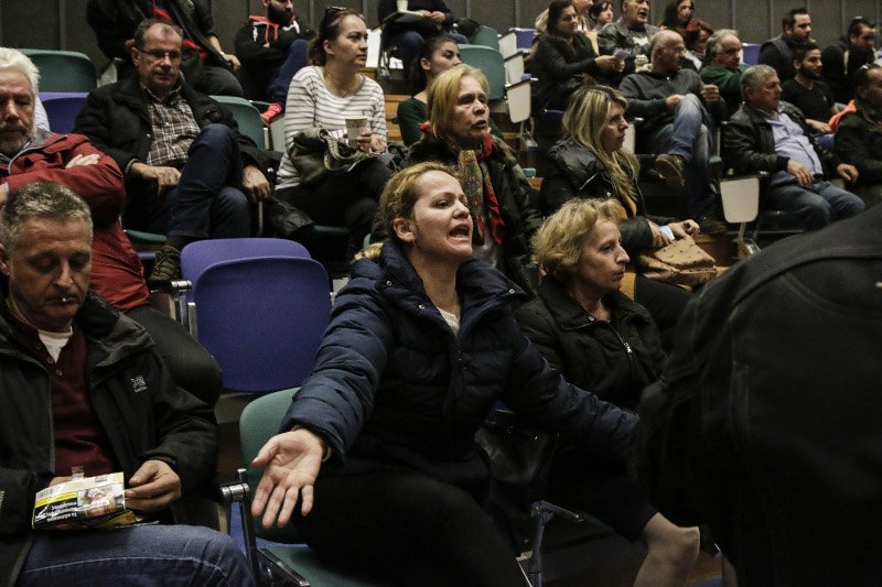 Ξέσπασμα κατοίκων της Μάνδρας κατά της Δούρου: Ντροπή σας, μας αφήσατε αβοήθητους [εικόνες & βίντεο] | iefimerida.gr 2