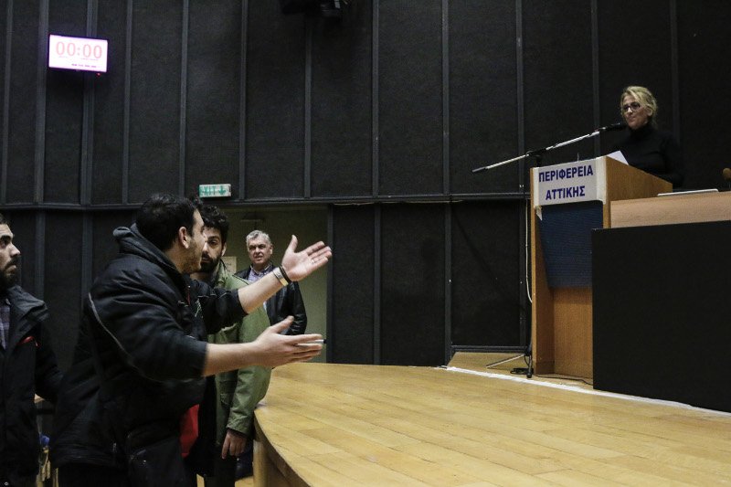 Ξέσπασμα κατοίκων της Μάνδρας κατά της Δούρου: Ντροπή σας, μας αφήσατε αβοήθητους [εικόνες & βίντεο] | iefimerida.gr 3