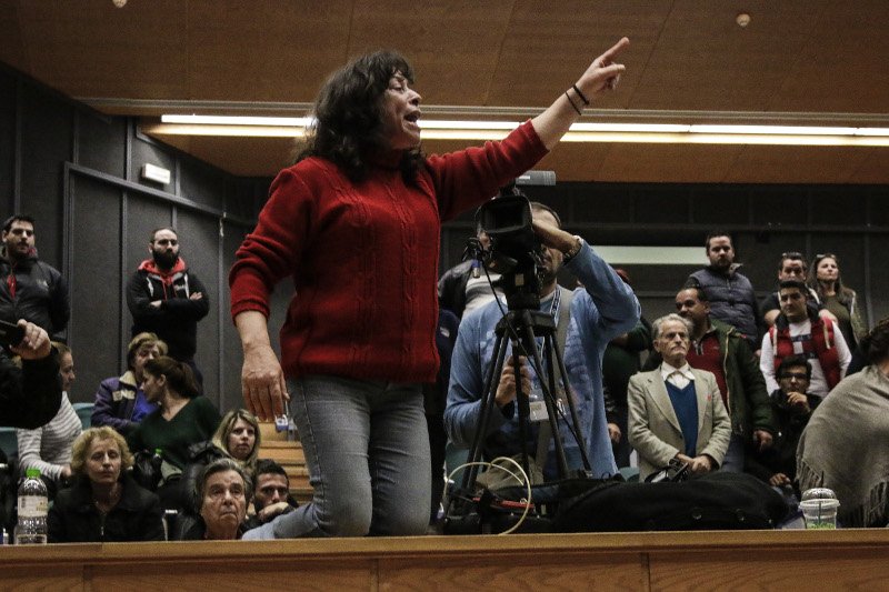 Ξέσπασμα κατοίκων της Μάνδρας κατά της Δούρου: Ντροπή σας, μας αφήσατε αβοήθητους [εικόνες & βίντεο] | iefimerida.gr 1