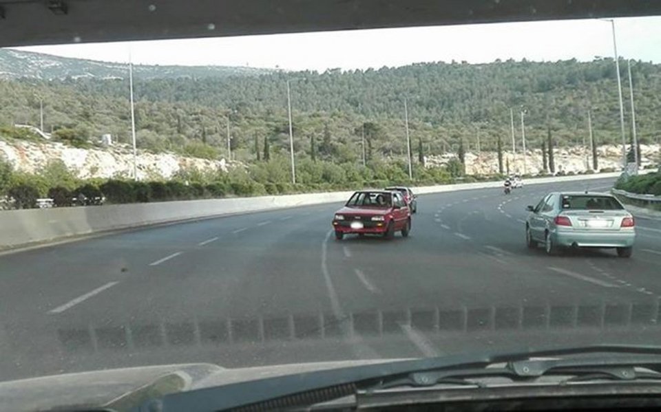 Απίστευτο: Οδηγός πήγαινε ανάποδα στον περιφερειακό Υμηττού [εικόνα] | iefimerida.gr 0