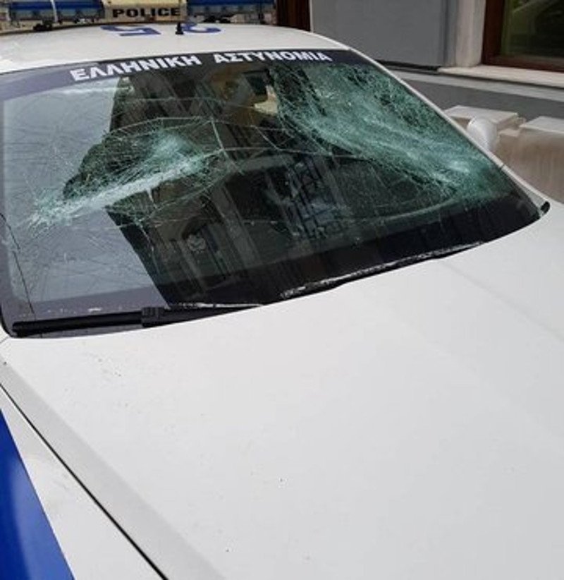 Ντοκουμέντο από την επίθεση «αγνώστων» κατά περιπολικού στο ΑΤ Κυψέλης [εικόνες] | iefimerida.gr 2
