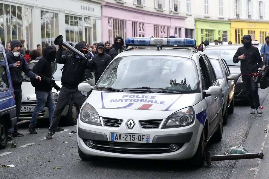  Γαλλία: Πυρπόλησαν περιπολικό σε διαδήλωση κατά της αστυνομικής βίας [εικόνα] | iefimerida.gr 0