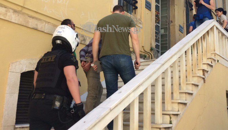 «Τα χειρότερα έρχονται», φώναξε ο ένοπλος που εισέβαλε στον ΟΚΑΝΑ -Ελαβε προθεσμία να απολογηθεί | iefimerida.gr 1