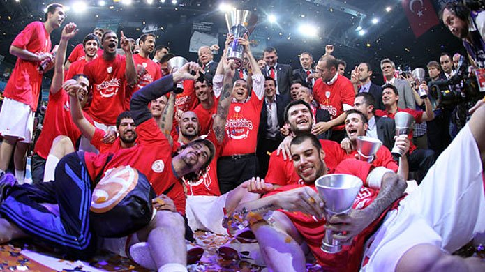 Ο περιπτεράς... Jimmy Jump από την Λαμία -Πανηγύρισε μέσα στο γήπεδο με τους παίκτες της Εθνικής -Το είχε ξανακάνει στην Τουρκία με τον Ολυμπιακό! [βίντεο] | iefimerida.gr 3