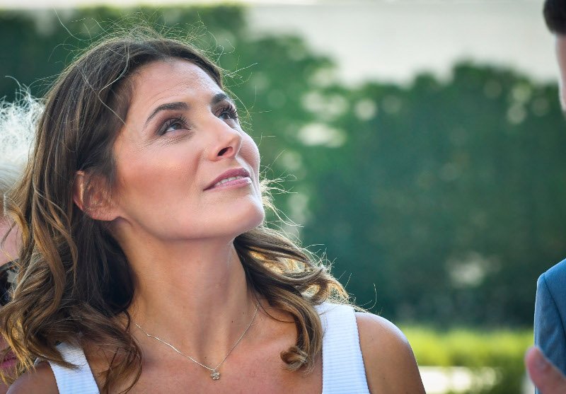 Κομψή Περιστέρα στα λευκά, μαζί με την Μπριζίτ στο «Σταύρος Νιάρχος» [εικόνες] | iefimerida.gr 7