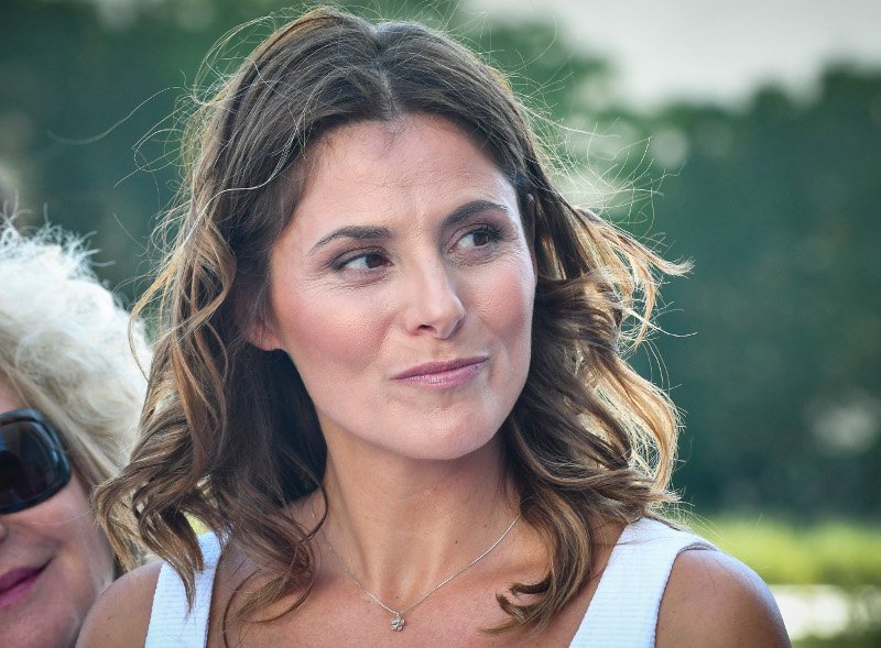 Κομψή Περιστέρα στα λευκά, μαζί με την Μπριζίτ στο «Σταύρος Νιάρχος» [εικόνες] | iefimerida.gr 1