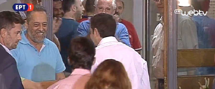 Στα φούξια η Περιστέρα -Ο Τσίπρας της άνοιξε το δρόμο για να μπει στα γραφεία [βίντεο & εικόνες] | iefimerida.gr 9