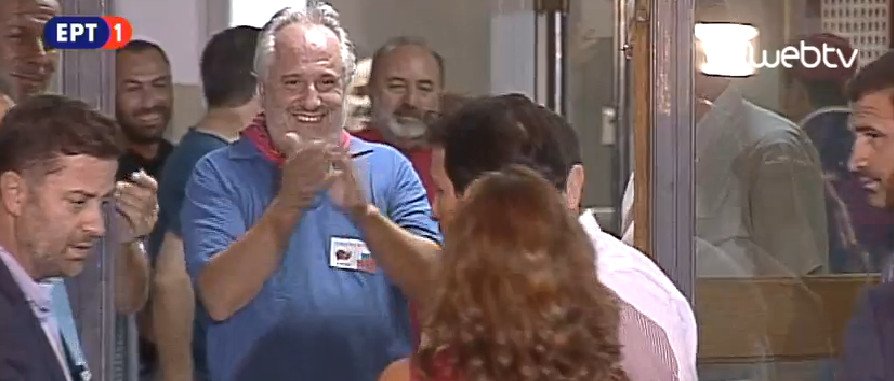 Στα φούξια η Περιστέρα -Ο Τσίπρας της άνοιξε το δρόμο για να μπει στα γραφεία [βίντεο & εικόνες] | iefimerida.gr 10