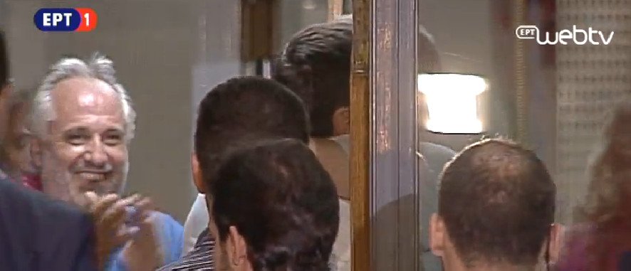 Στα φούξια η Περιστέρα -Ο Τσίπρας της άνοιξε το δρόμο για να μπει στα γραφεία [βίντεο & εικόνες] | iefimerida.gr 11