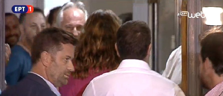 Στα φούξια η Περιστέρα -Ο Τσίπρας της άνοιξε το δρόμο για να μπει στα γραφεία [βίντεο & εικόνες] | iefimerida.gr 13