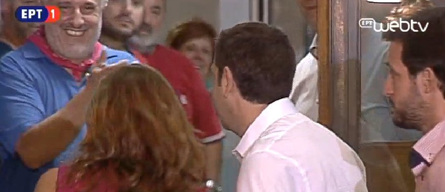 Στα φούξια η Περιστέρα -Ο Τσίπρας της άνοιξε το δρόμο για να μπει στα γραφεία [βίντεο & εικόνες] | iefimerida.gr 14