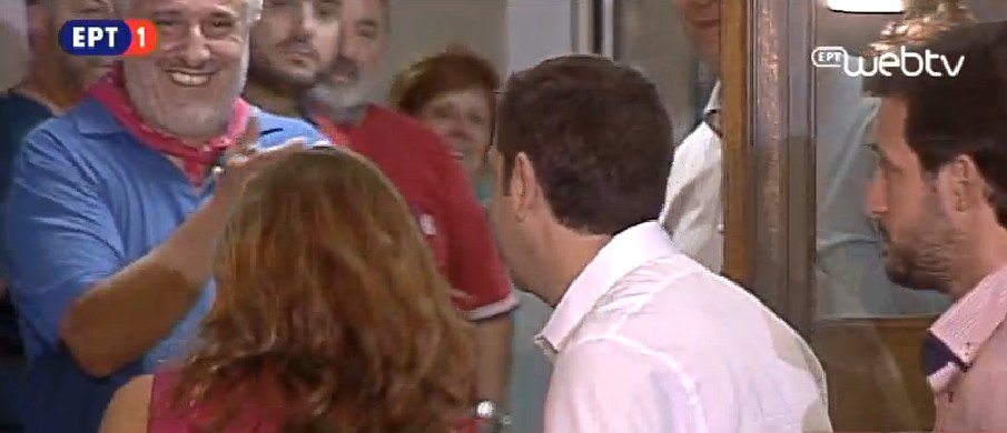 Στα φούξια η Περιστέρα -Ο Τσίπρας της άνοιξε το δρόμο για να μπει στα γραφεία [βίντεο & εικόνες] | iefimerida.gr 15