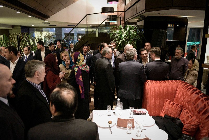 Οι μαντίλες της Περιστέρας στο Ιράν: Μετά τη λιλά, τυλίχτηκε με μια κόκκινη [εικόνες] | iefimerida.gr 2