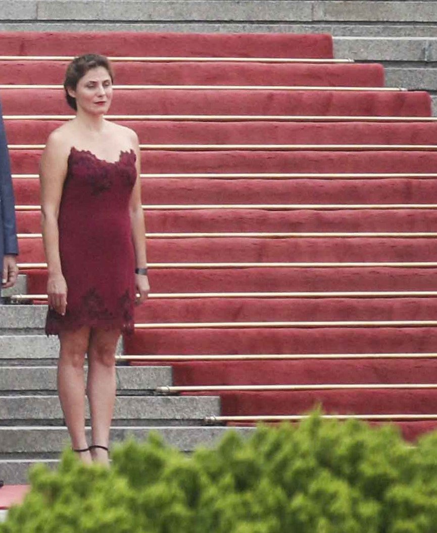 Εντυπωσιακή η Περιστέρα με κόκκινο μίνι στράπλες φόρεμα στο Πεκίνο [εικόνα] | iefimerida.gr 0