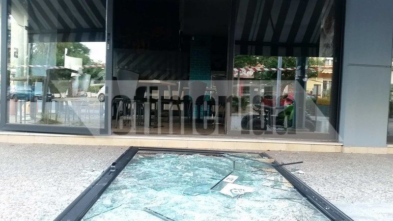 Περιστέρι: Το χάος που άφησαν πίσω τους οι ληστές -Εκλεψαν μέχρι και τις τυρόπιτες [εικόνες] | iefimerida.gr 4